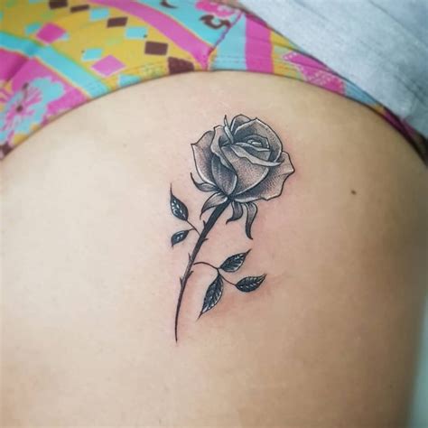 82 ideias de Tatuagens no bumbum feminina em。